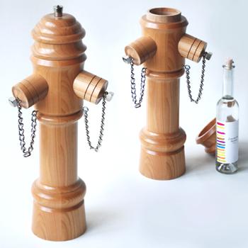 Hydrant aus Holz für Schnapsflasche