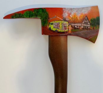 Original Feuerwehraxt mit Kunstbemalung